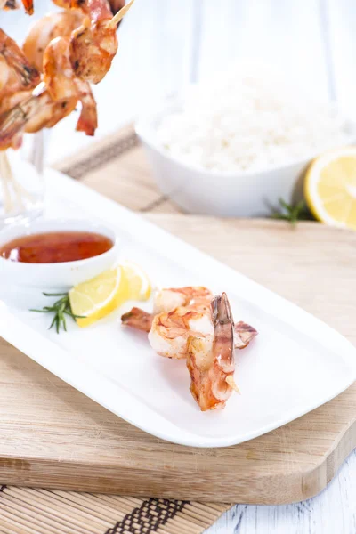 Brochettes de crevettes fraîches — Photo