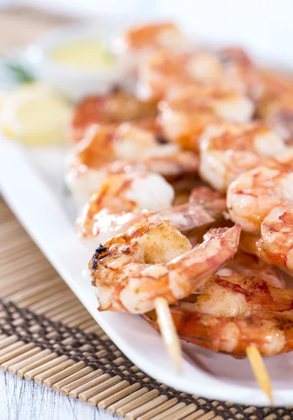 Brochetas de gambas frescas —  Fotos de Stock