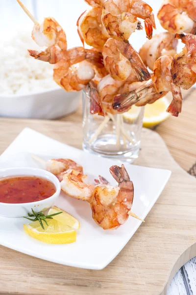 Nourriture de fête (brochettes de crevettes ) — Photo