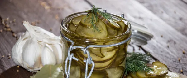 Pickles i ett glas — Stockfoto