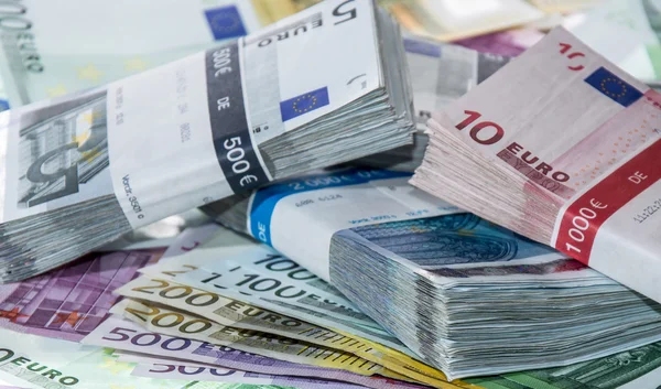 Montón de billetes en euros — Foto de Stock