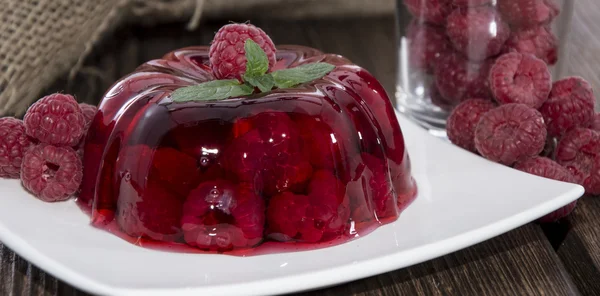 Framboesa gelatina com frutas frescas — Fotografia de Stock