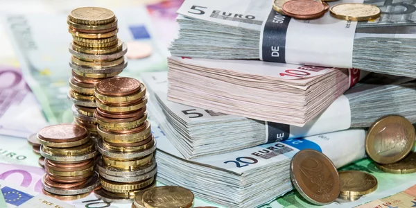 Stackes mynt och euron räkningar — Stockfoto