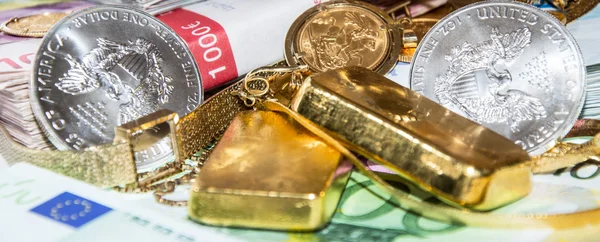 Euro bankovky, zlato a stříbro — Stock fotografie