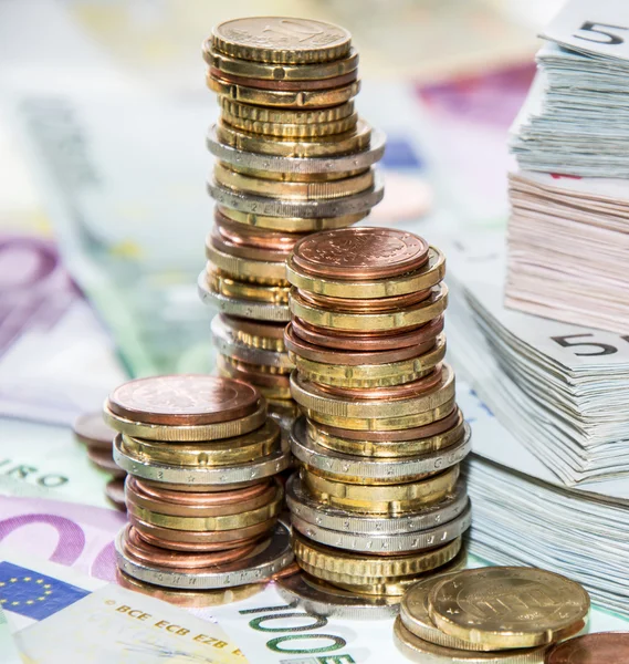 Stackes munten en euro biljetten — Stockfoto