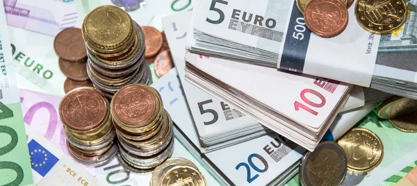Monedas Stackes y Euro Bills — Foto de Stock