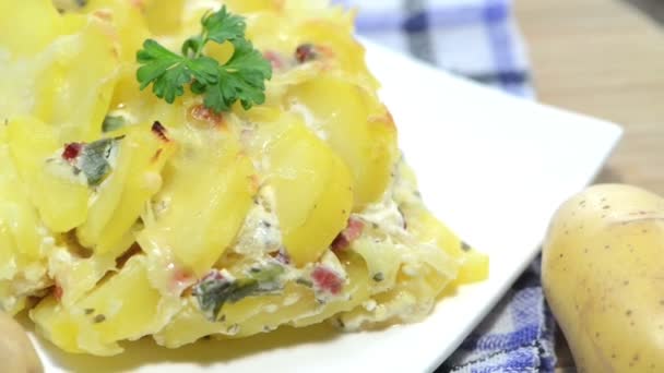 Bagian dari segar dibuat Kentang Gratin — Stok Video