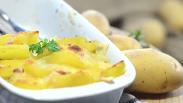用新鲜的香草奶油烤土豆 — 图库视频影像