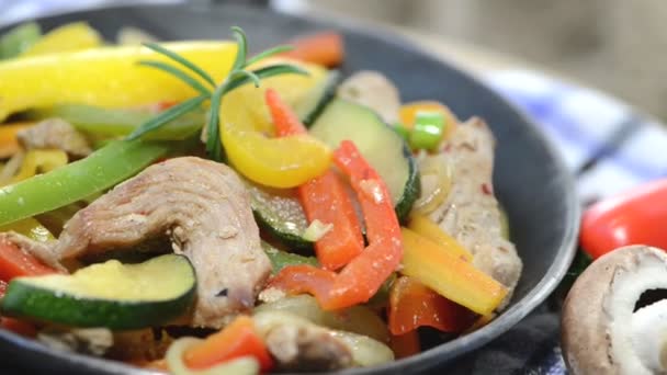 Смешанные овощи с куриным мясом — стоковое видео