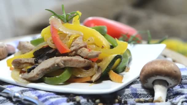 Verduras con carne de pollo — Vídeo de stock