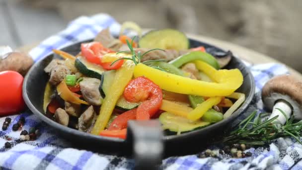 Légumes mélangés avec de la viande de poulet — Video