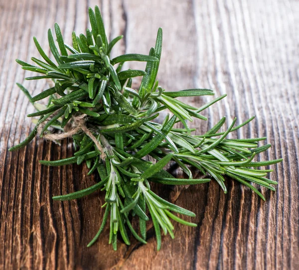 Rosemary fresco em madeira — Fotografia de Stock