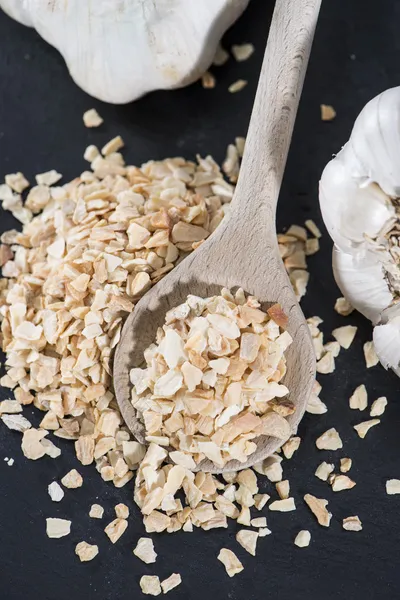 Kochlöffel mit geriebenem Knoblauch — Stockfoto