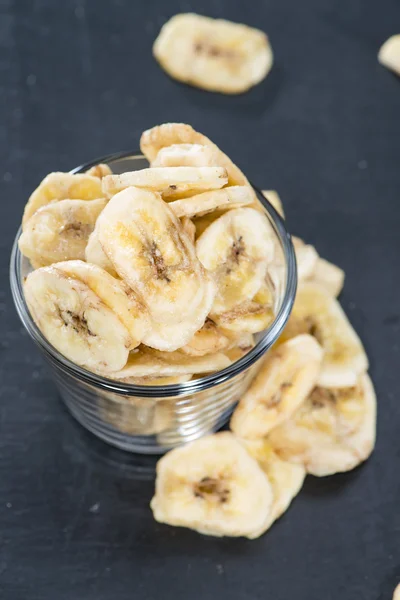 Чаша с банановыми чипсами — стоковое фото