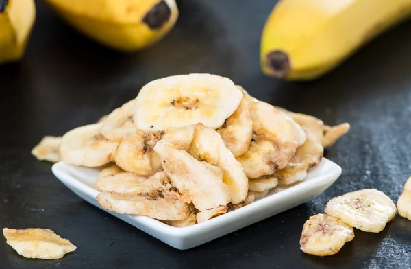 Свежие сушеные банановые чипсы — стоковое фото