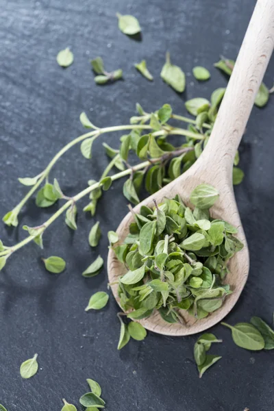 Oregano cortado em uma colher de madeira — Fotografia de Stock