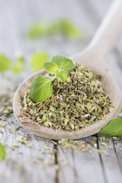 Träsked och oregano — Stockfoto