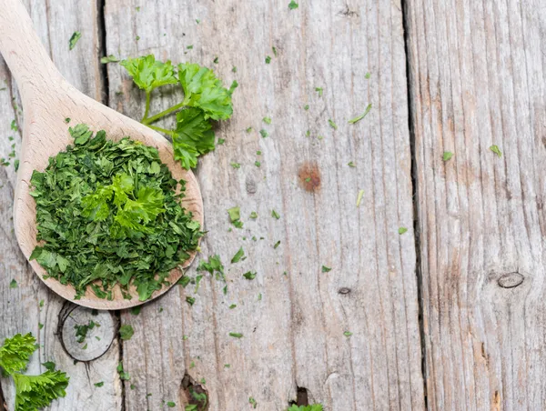 Cuillère en bois avec persil séché — Photo