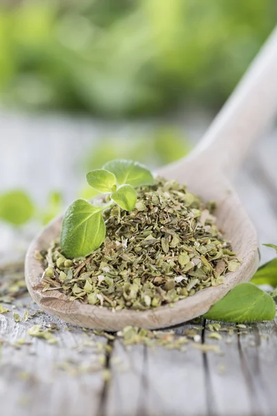 Origano su un cucchiaio di legno — Foto Stock