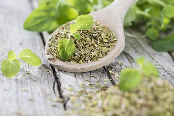 Origano su un cucchiaio di legno — Foto Stock