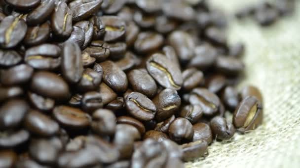 Granos de café girando — Vídeo de stock