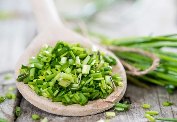 Cuillère en bois avec ciboulette fraîche — Photo