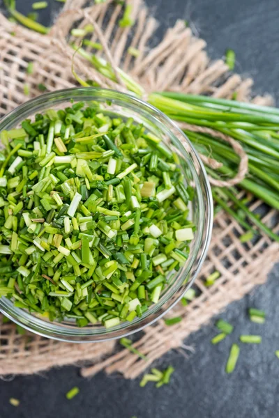 Schüssel mit frischem Schnittlauch — Stockfoto