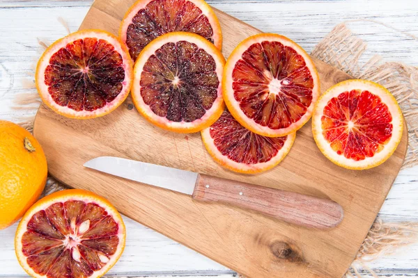 Кровавые апельсины на дереве — стоковое фото
