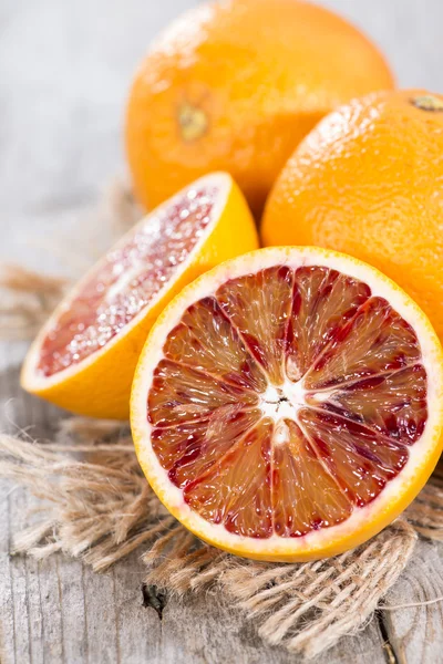 Algunas naranjas de sangre a la mitad — Foto de Stock