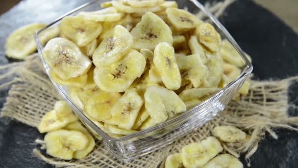 Сушеные банановые чипсы — стоковое видео
