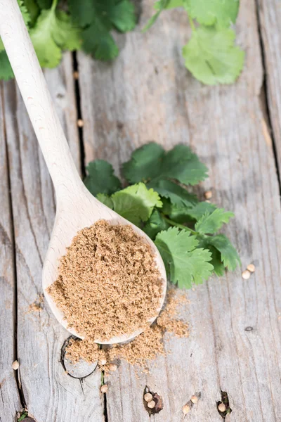 Poudre de coriandre sur une cuillère en bois — Photo