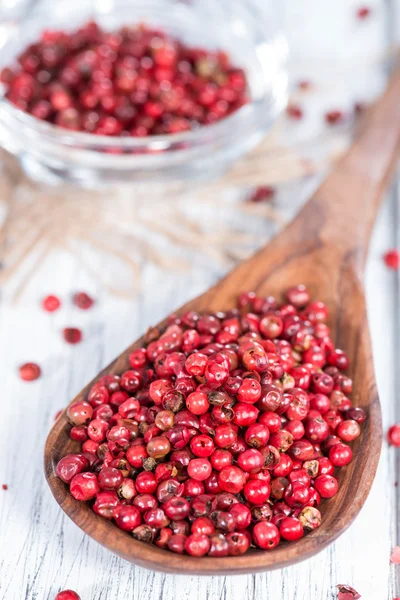 Porción de granos de pimienta rosa —  Fotos de Stock