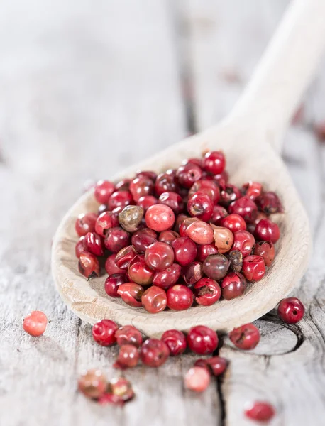 Cuchara de cocina con granos de pimienta rosa —  Fotos de Stock