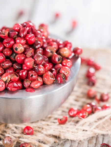 Schüssel mit rosa Pfefferkörnern — Stockfoto