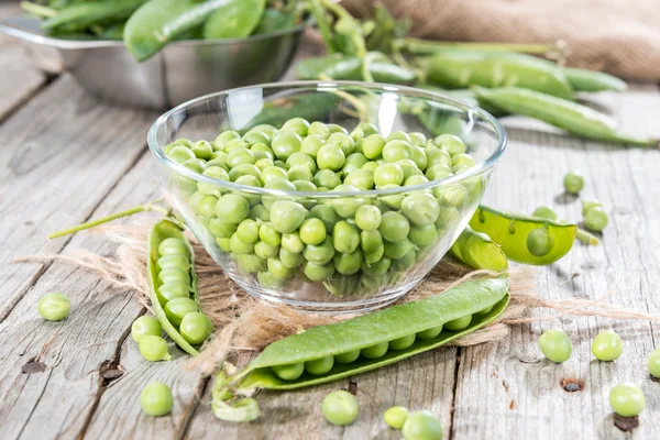 Frische Erbsen auf Holzgrund — Stockfoto