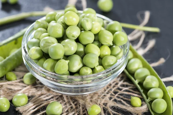 Kleine Schüssel mit frischen Erbsen — Stockfoto