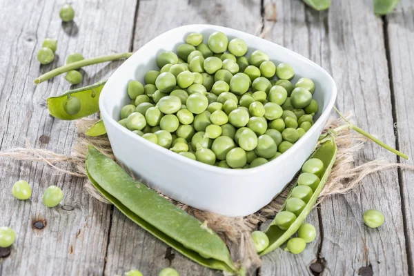 Kleine Schüssel mit frischen Erbsen — Stockfoto