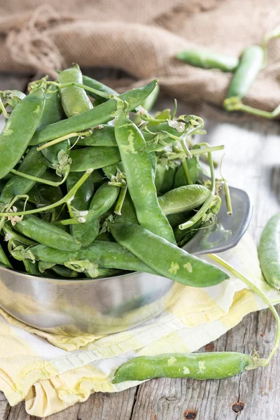 Fresh peas in a bowl — Stock Photo, Image