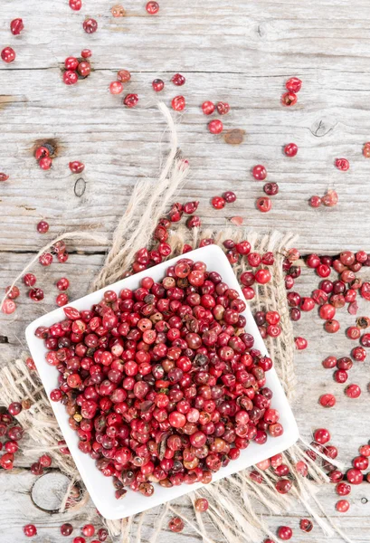 Schüssel mit rosa Pfefferkörnern — Stockfoto