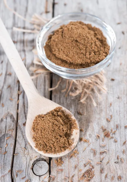 Karwij poeder op een houten lepel — Stockfoto