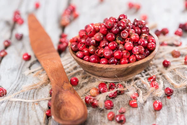 Schüssel mit rosa Pfefferkörnern — Stockfoto