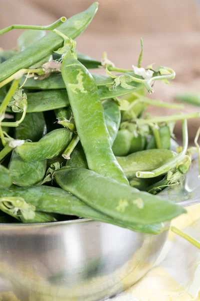 Fresh peas in a bowl — Stock Photo, Image