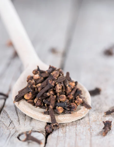 Kruidnagel op een houten lepel — Stockfoto