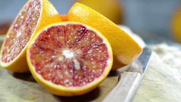 Вращающиеся апельсины крови — стоковое видео