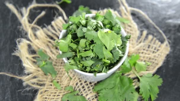 Cilantro giratorio fresco — Vídeo de stock