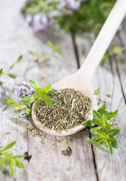 Secco Winter Savory su un cucchiaio da cucina — Foto Stock