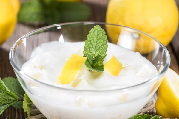 Лемон Йогурт свежеприготовленная — стоковое фото