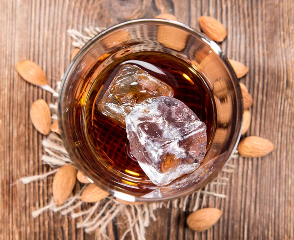 Vidrio con Amaretto y hielo — Foto de Stock