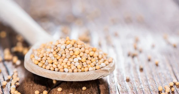 Mosterdzaad op een koken lepel — Stockfoto