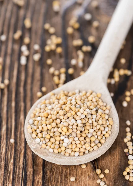 Горчичные семена на кухонной ложке — стоковое фото